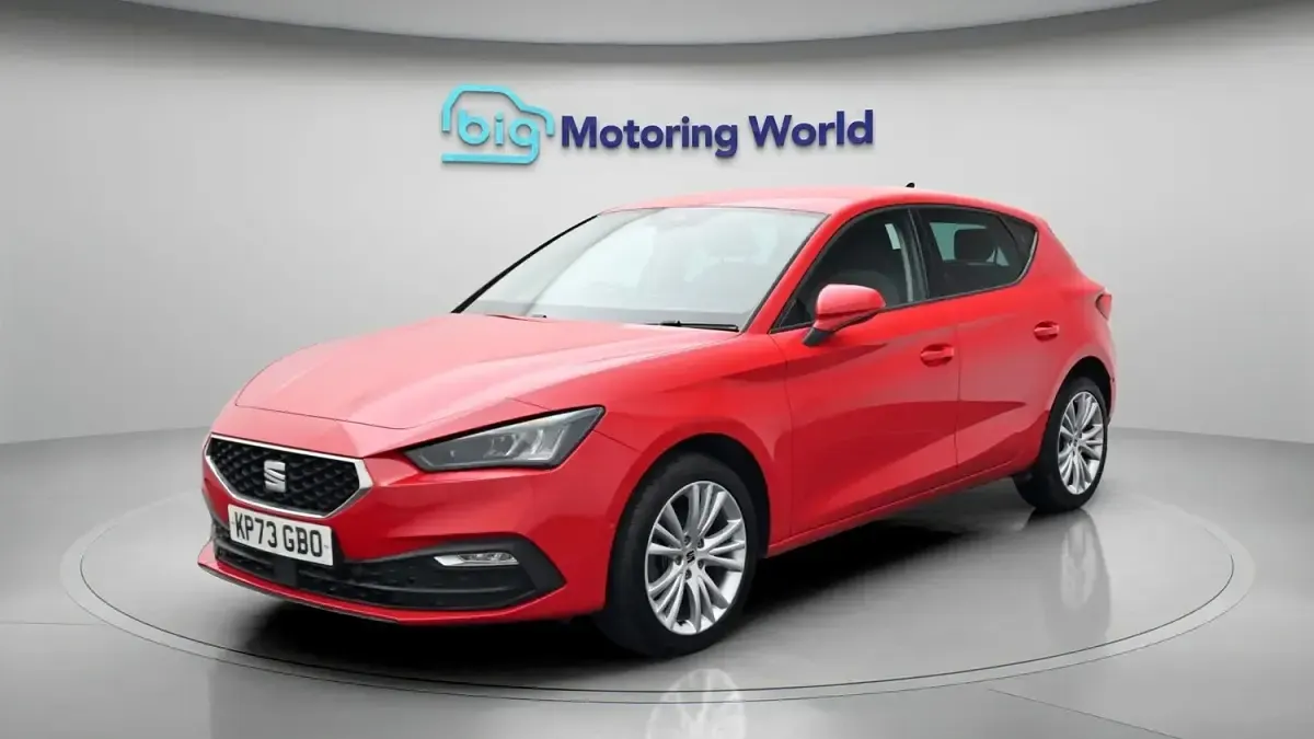 Begagnad Seat Leon SE Dynamic 2023 Röd Halvkombi