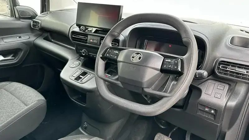 Używany Vauxhall Combo Design Edition 100 kW (136 KM) 2024 Czarny Minivan