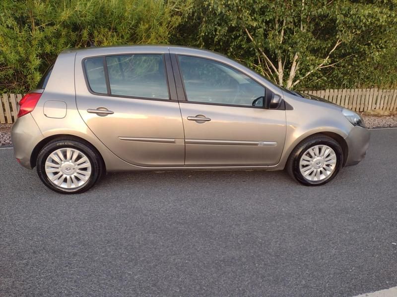 Used Renault Clio IV Expression+ 75 HP (55 kW) 2012 Beige Hatchback