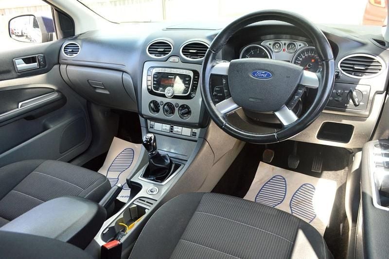 Begagnad Ford Focus Titanium 2011 Blå Halvkombi