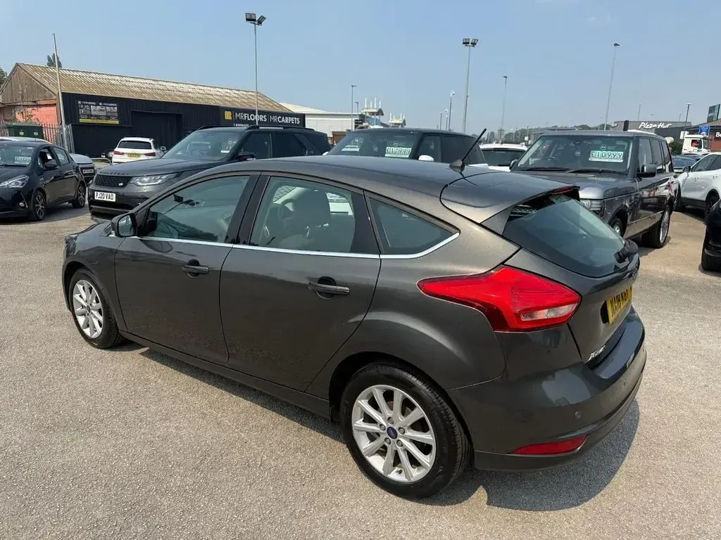 Used Ford Focus Titanium 120 HP (88 kW) 2018 Grey Hatchback
