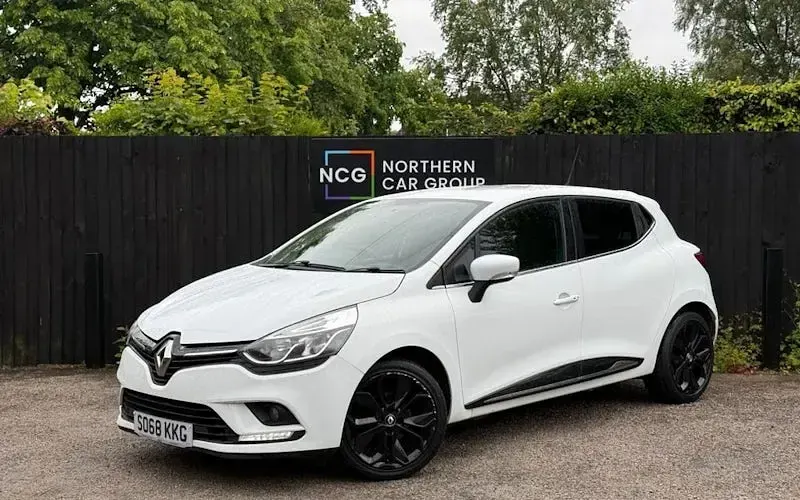 Used Renault Clio Iconic 76 HP (55 kW) 2019 White Hatchback