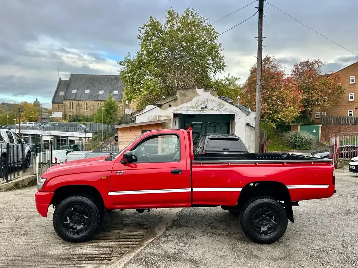 Used Toyota HiLux 102 HP (75 kW) 2002 Red Pickup