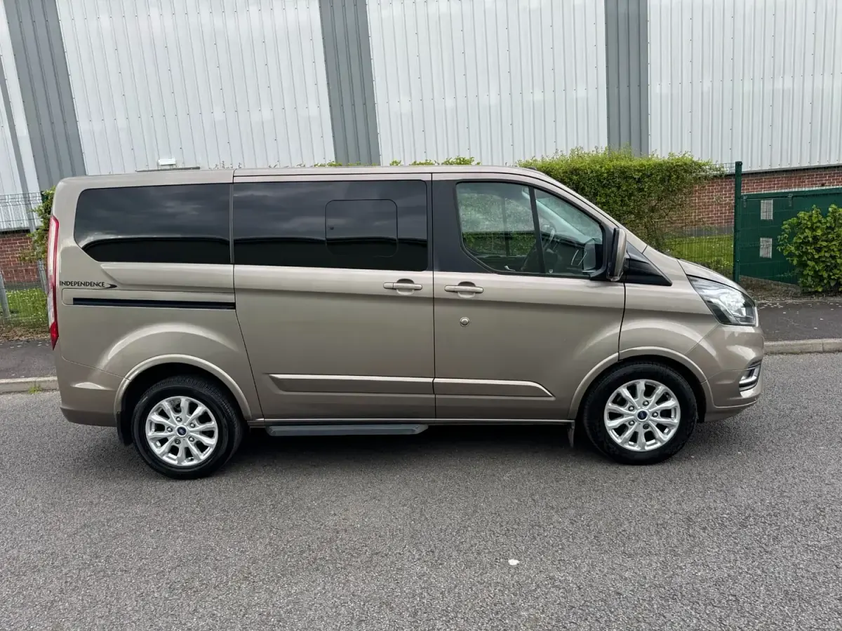Usado Ford Transit Titanium 130 CV (95 kW) 2019 Plateado Monovolumen