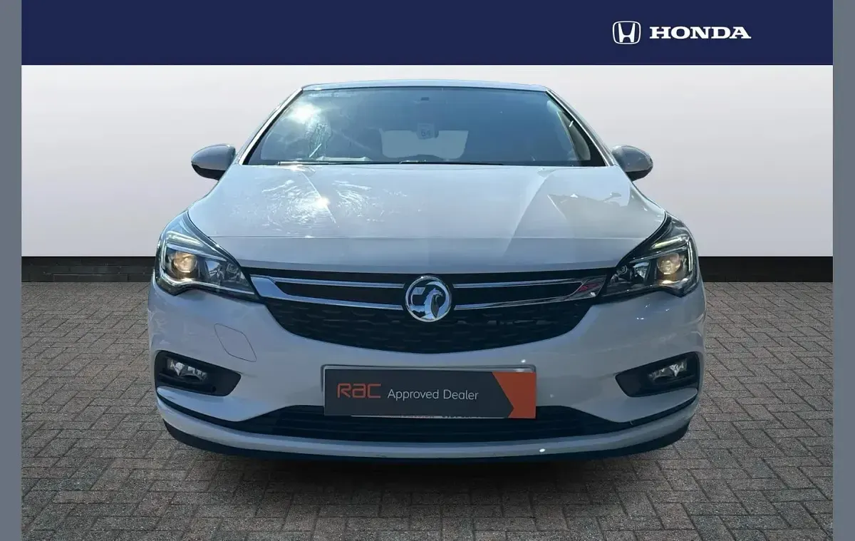 Used Vauxhall Astra Design Edition 123 HP (90 kW) 2019 White Hatchback