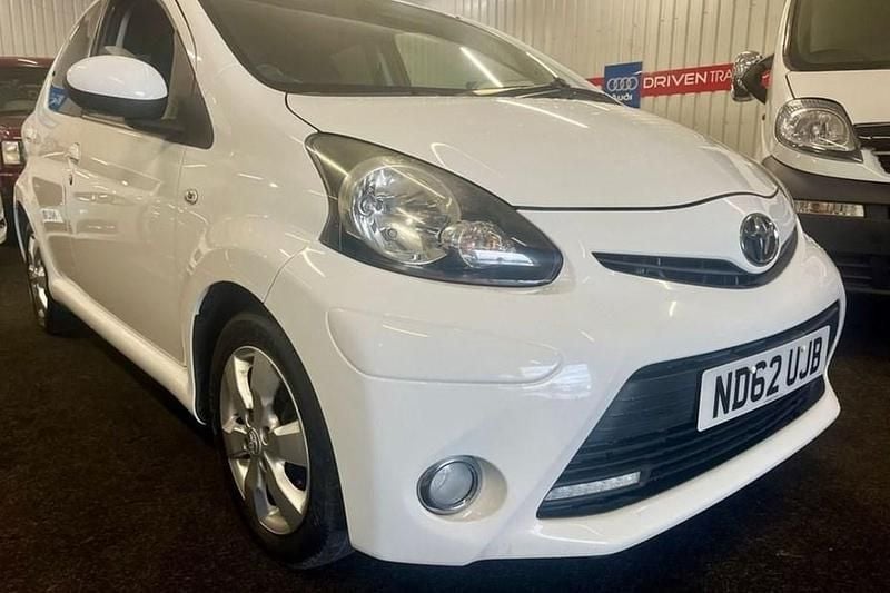 Used Toyota Aygo 67 HP (49 kW) 2013 White Hatchback