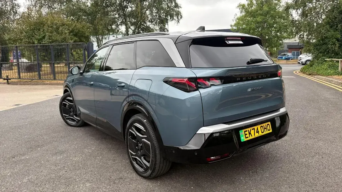 Used Peugeot e-5008 GT 152 kW (207 HP) 2024 Blue SUV