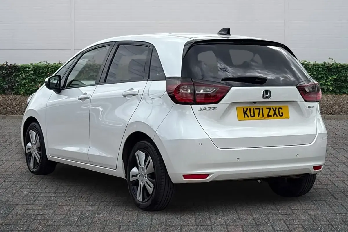 Second-hand Honda Jazz Hybrid 109 CP (80 kW) 2021 Alb Hatchback