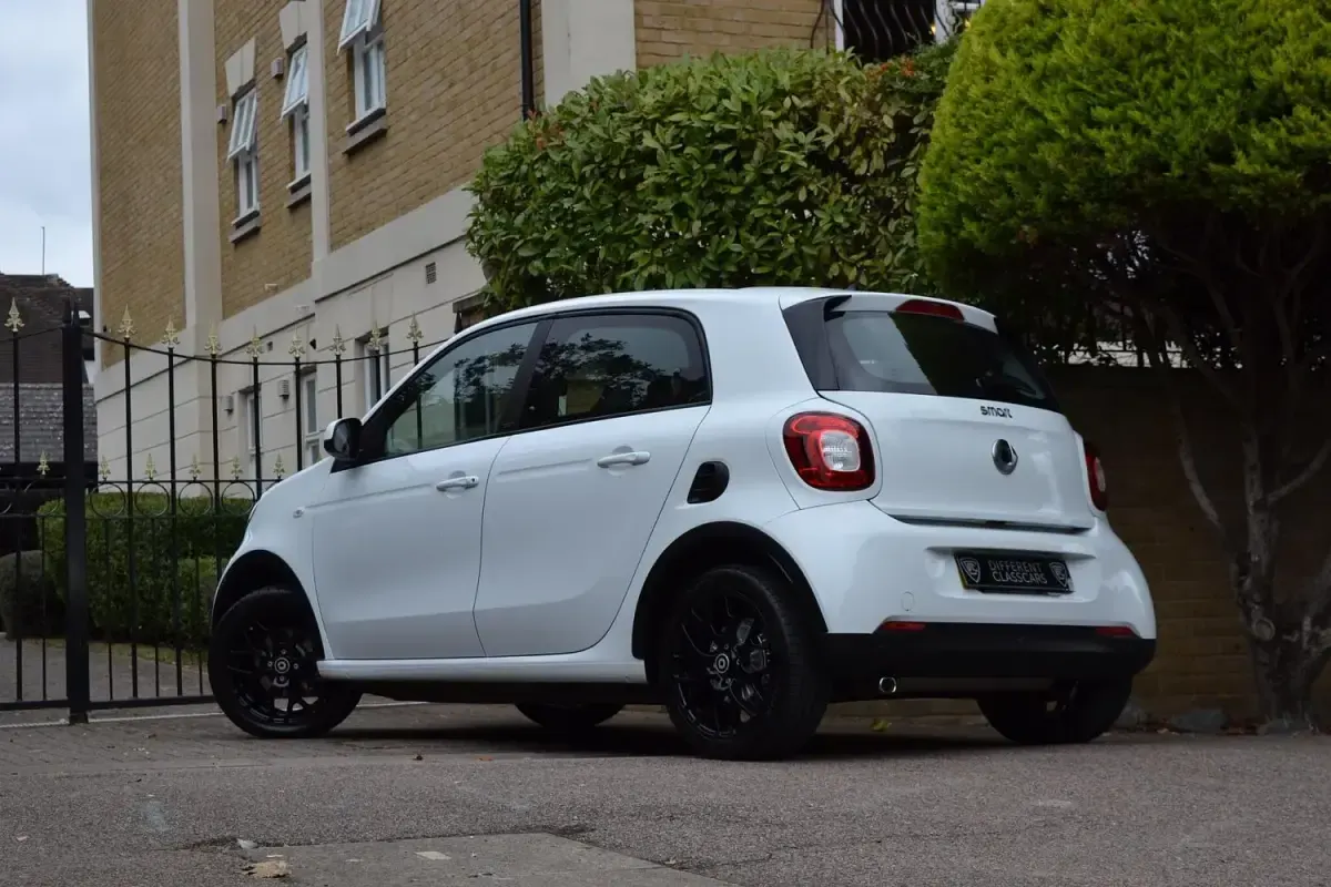 Used Smart ForFour Premium 90 HP (66 kW) 2017 White Hatchback