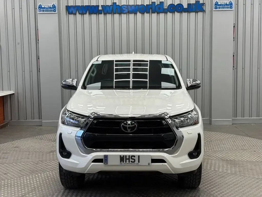 Usado Toyota HiLux 150 HP (110 kW) 2023 Branco Pickup