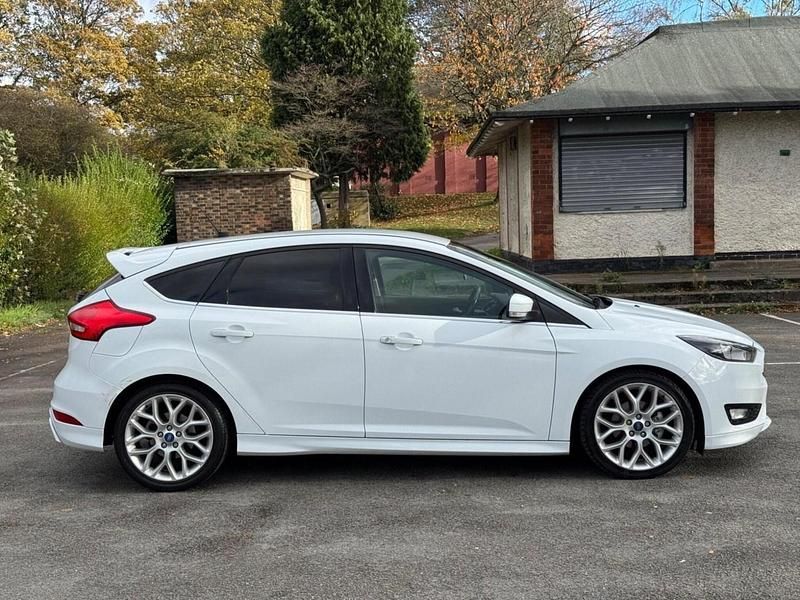 Used Ford Focus Zetec 120 HP (88 kW) 2014 White Hatchback