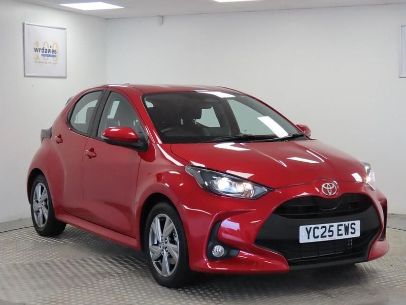 Red Used 2025 Toyota Yaris Hybrid Hatchback | £19,995 (Fair price) - Image 1/4