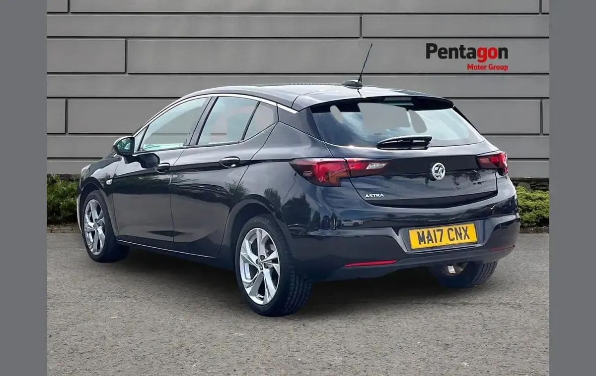 Used Vauxhall Astra SRi 99 HP (72 kW) 2017 Black Hatchback