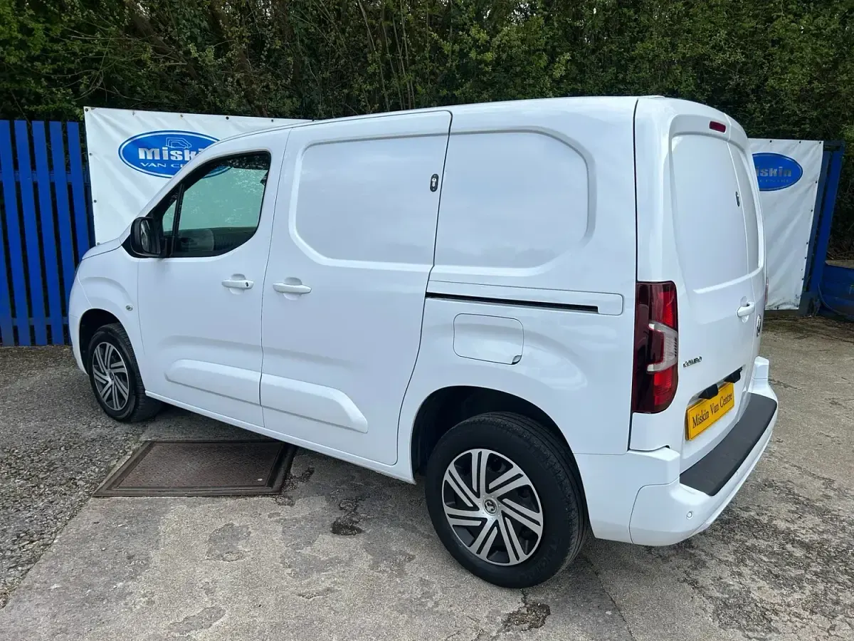 Used Vauxhall Combo 100 HP (73 kW) 2023 White MPV