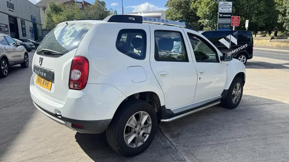 Used Dacia Duster Lauréate 110 HP (80 kW) 2016 White SUV
