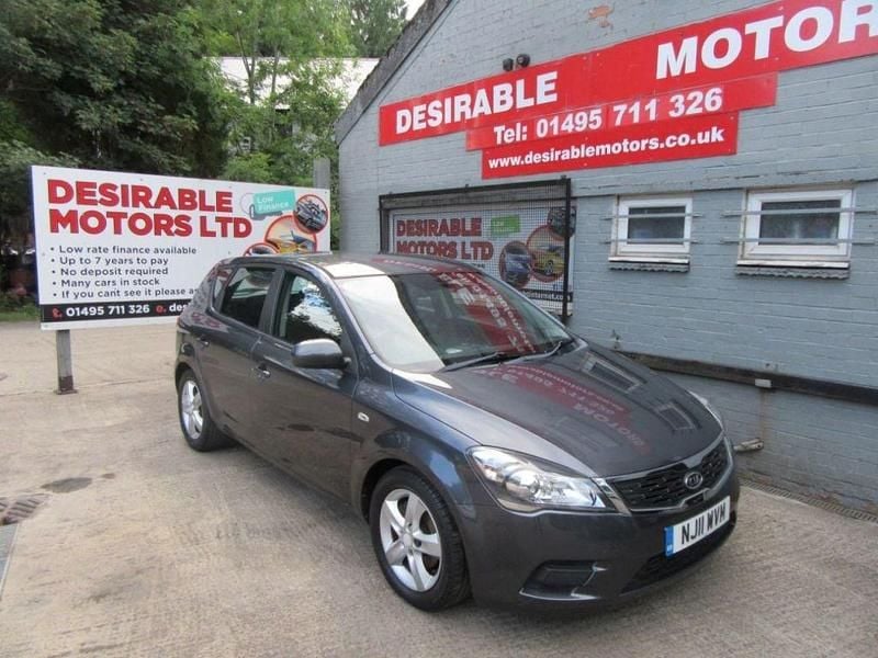 Grey Used 2011 Kia Ceed 2 Hatchback | £2,495 (Fair price) - Image 1/4