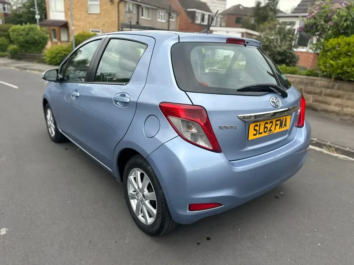 Gebraucht Toyota Yaris 99 PS (72 kW) 2012 Blau Kleinwagen