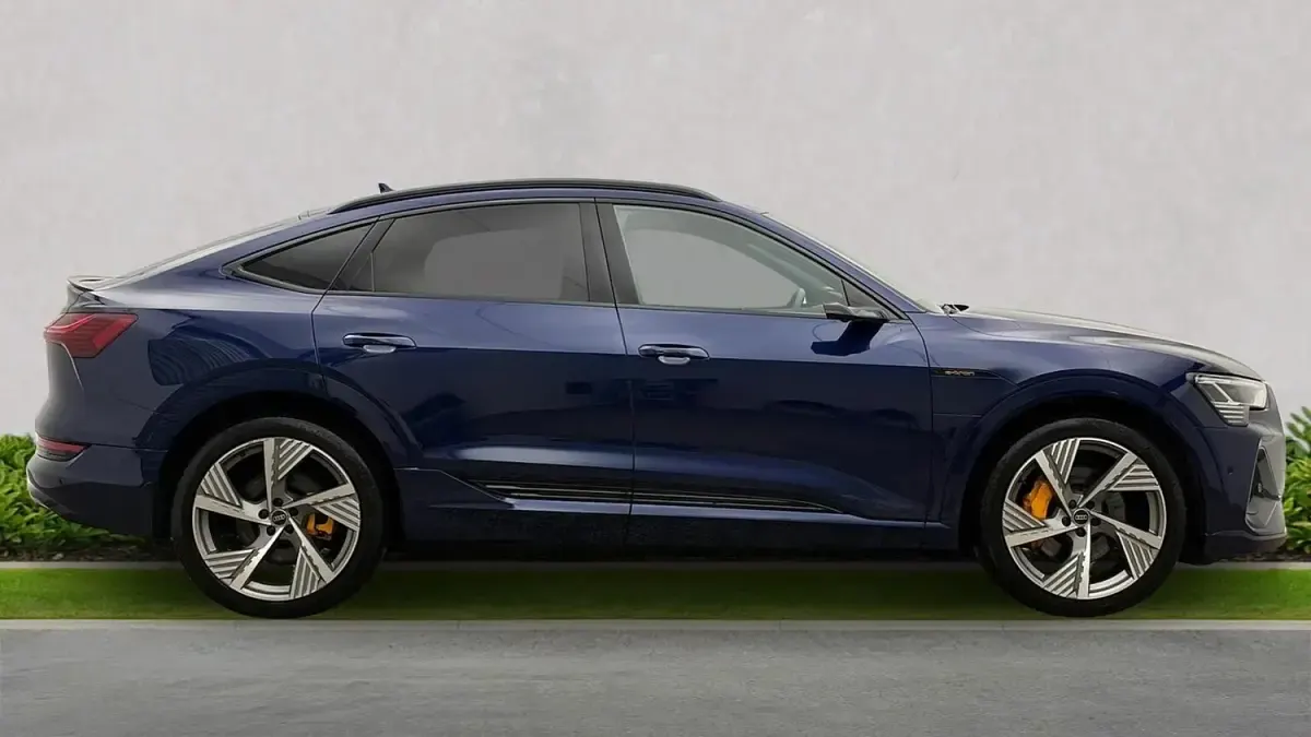 Begagnad Audi e-tron Business 300 kW (408 HK) 2023 Blå SUV