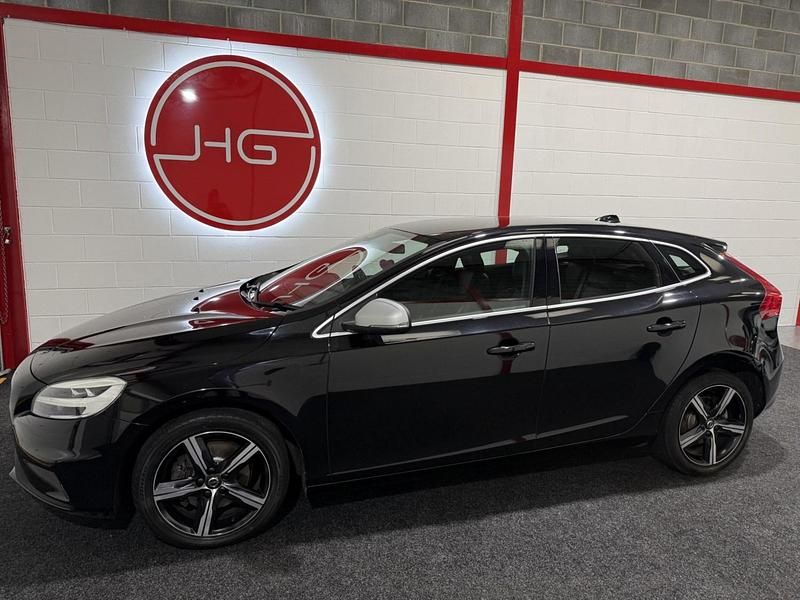 Used Volvo V40 R-Design 122 HP (89 kW) 2017 Black Hatchback