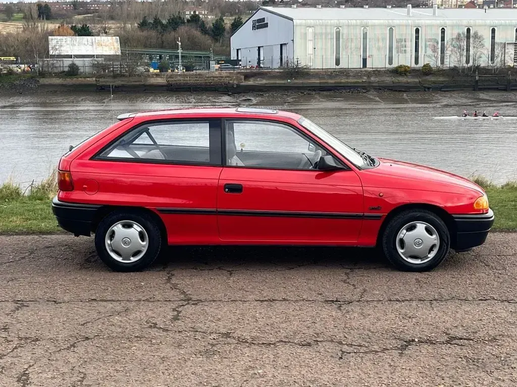 Used Vauxhall Astra 82 HP (60 kW) 1993 Red Hatchback