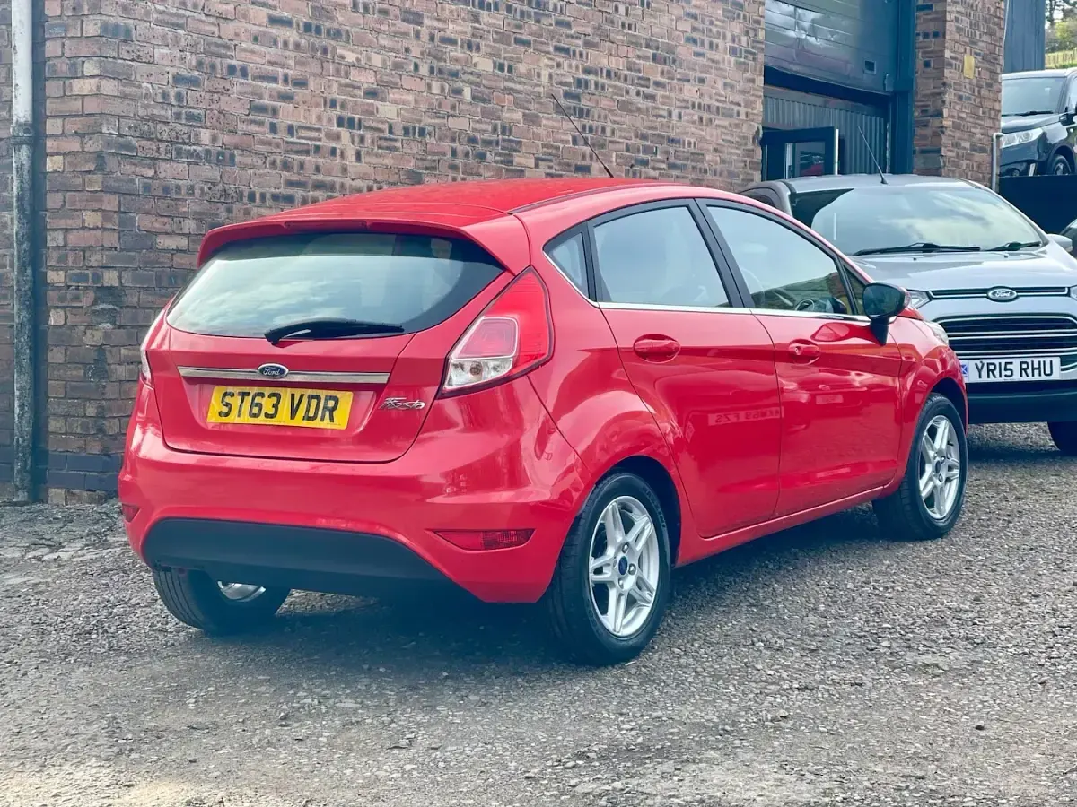 Używany Ford Fiesta Zetec 82 KM (60 kW) 2014 Czerwony Hatchback