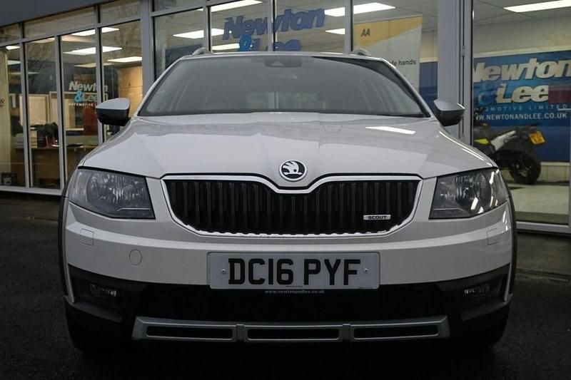 Used Skoda Octavia 184 HP (135 kW) 2016 White Hatchback