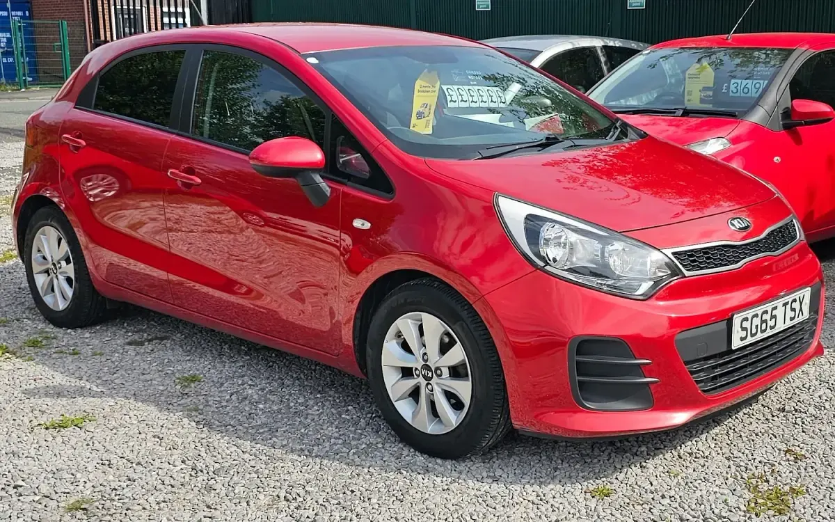 Used Kia Rio 2015 Red Hatchback