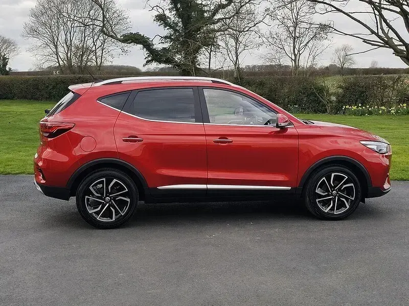 Usado MG ZS Exclusive 106 CV (77 kW) 2024 Rojo SUV