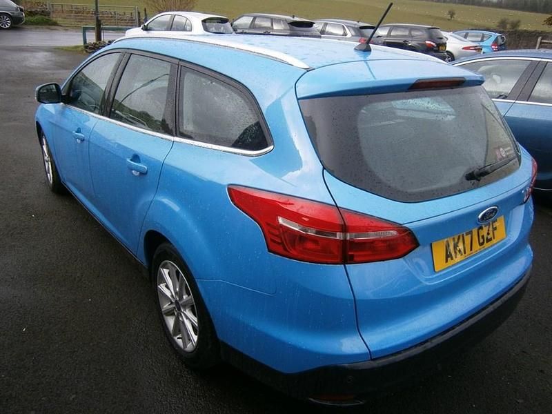 Usado Ford Focus Titanium 125 HP (91 kW) 2017 Azul Carrinha