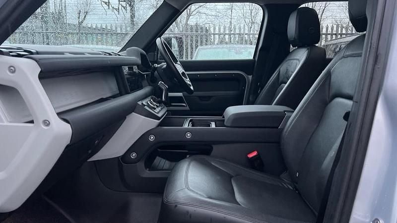 Used Land Rover Defender SE 249 HP (183 kW) 2023 Metallic  hakuba silver SUV