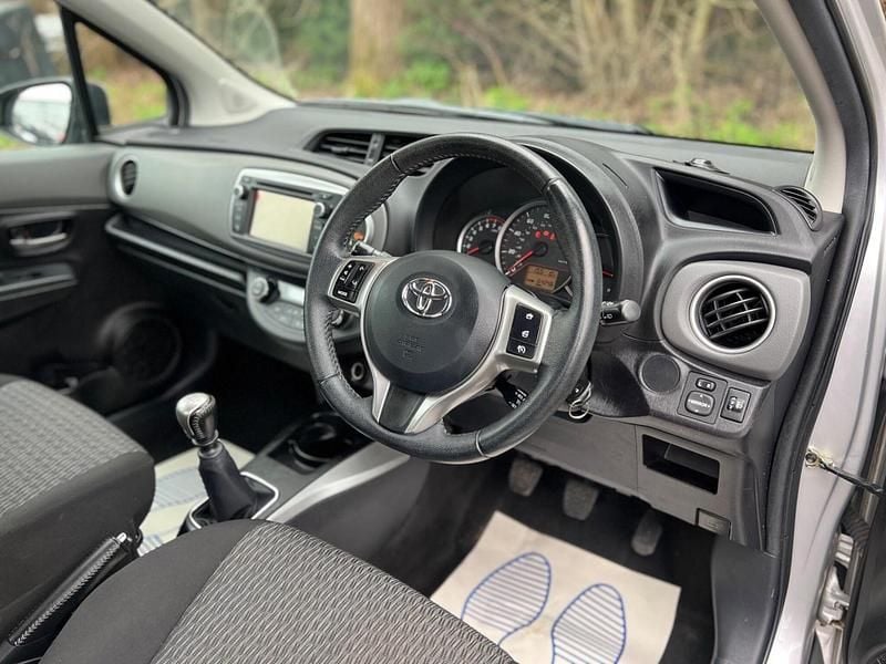 Used Toyota Yaris 99 HP (72 kW) 2014 Silver Hatchback