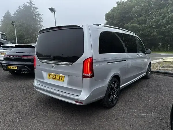 Usado Mercedes V220 AMG line 163 HP (119 kW) 2023 Prateado Monovolume