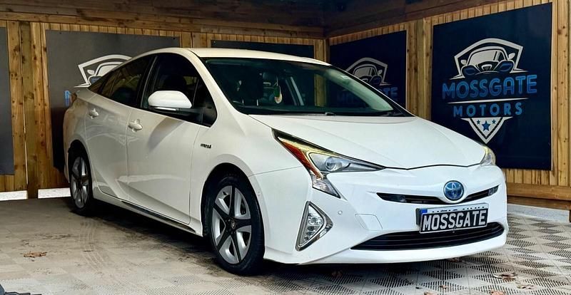 Used Toyota Prius Business Edition 122 HP (89 kW) 2016 White Hatchback