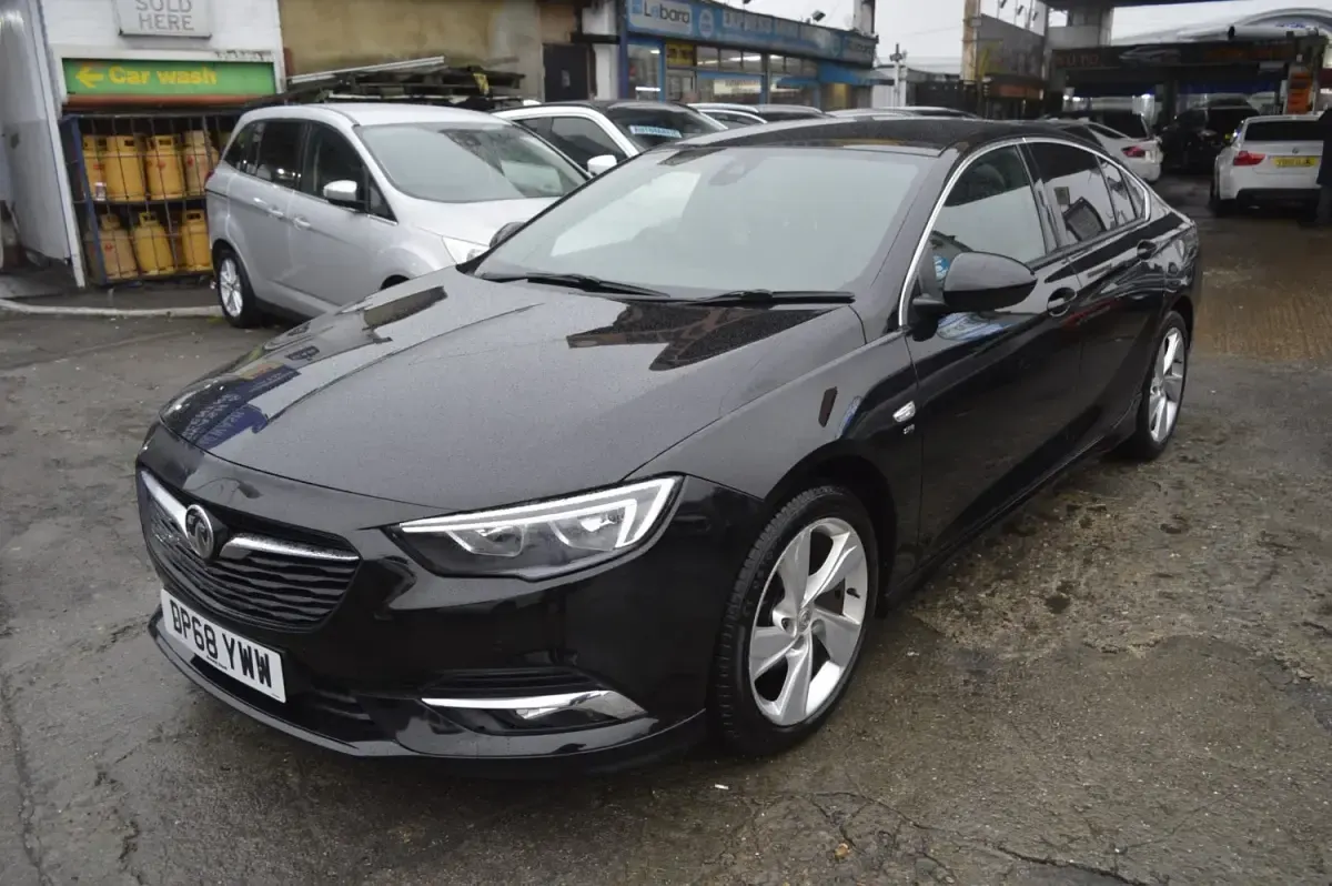 Begagnad Vauxhall Insignia SRi 165 HK (121 kW) 2019 Svart Halvkombi