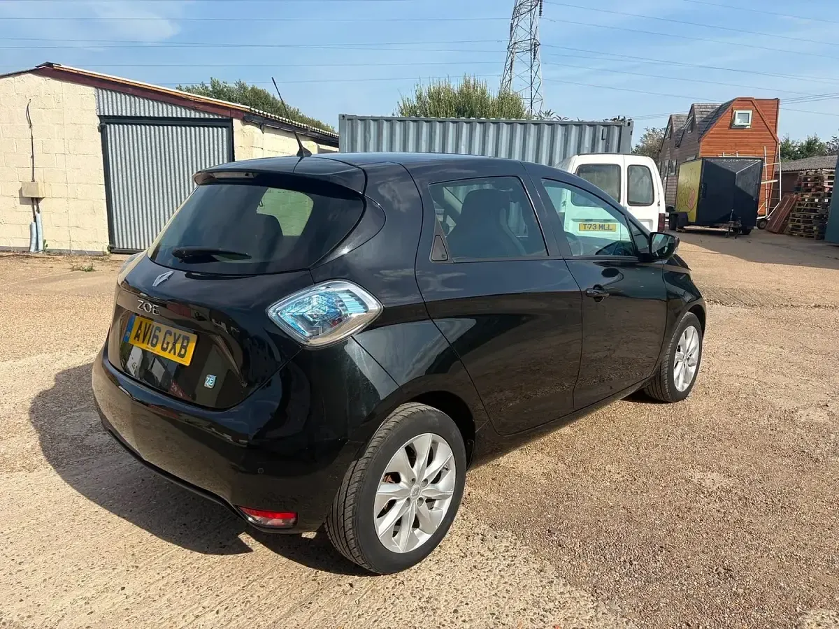 Used Renault Zoe Dynamique 64 kW (88 HP) 2016 Black Hatchback