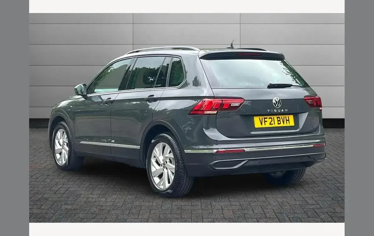 Usado VW Tiguan Life 150 HP (110 kW) 2021 Cinzento SUV