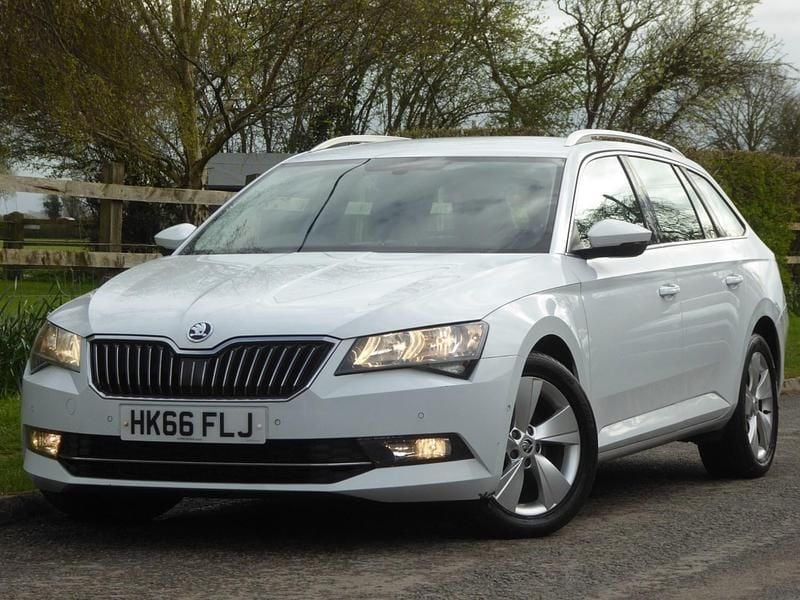 Used Skoda Superb SE 150 HP (110 kW) 2016 White Estate