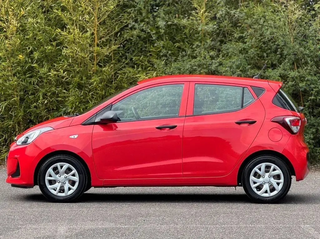 Used Hyundai i10 67 HP (49 kW) 2018 Red Hatchback