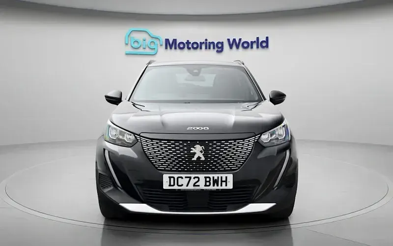 Begagnad Peugeot 2008 Allure+ 131 HK (96 kW) 2023 Svart SUV