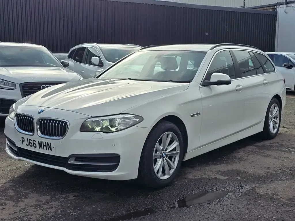 Begagnad BMW 520 Comfort Edition 190 HK (139 kW) 2016 Vit Kombi