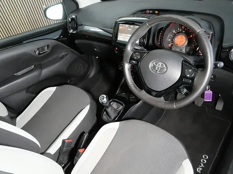 Begagnad Toyota Aygo x-press 69 HK (50 kW) 2017 Svart Halvkombi