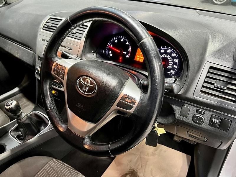 Used Toyota Avensis T2 124 HP (91 kW) 2012 Silver Estate