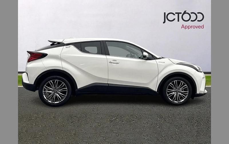 Used Toyota C-HR 120 HP (88 kW) 2021 White SUV