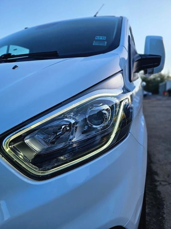Used Ford Transit Custom Limited 130 HP (95 kW) 2019 White Van