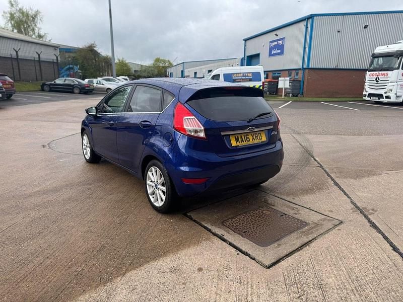 Usado Ford Fiesta Titanium 75 HP (55 kW) 2016 Azul Citadino