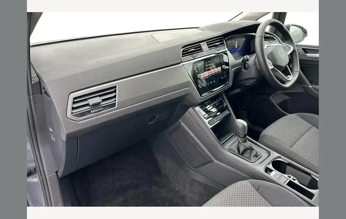 Usado VW Touran Match 150 HP (110 kW) 2025 Cinzento Monovolume
