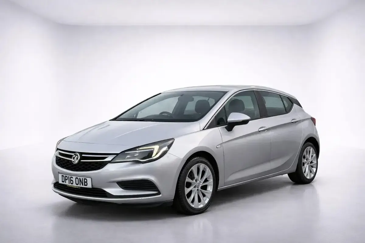 Used Vauxhall Astra Design Edition 125 HP (91 kW) 2016 Silver Hatchback