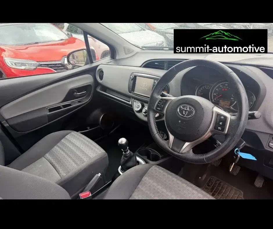 Used Toyota Yaris 99 HP (72 kW) 2016 Red Hatchback
