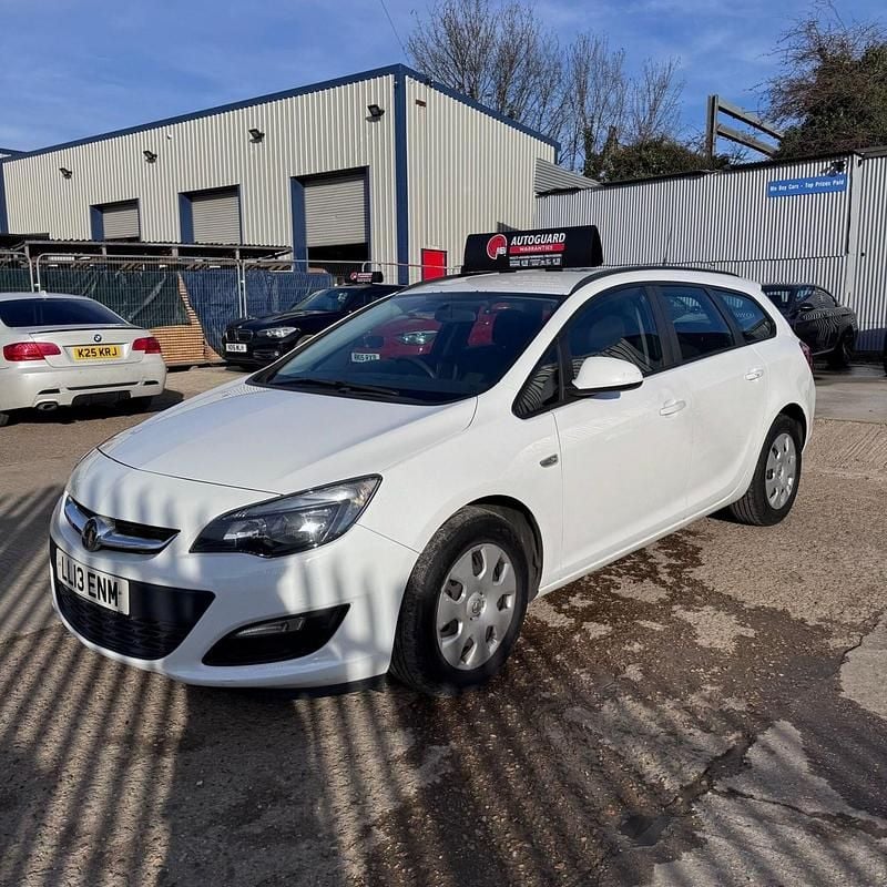 Used Vauxhall Astra S 2013 White Estate
