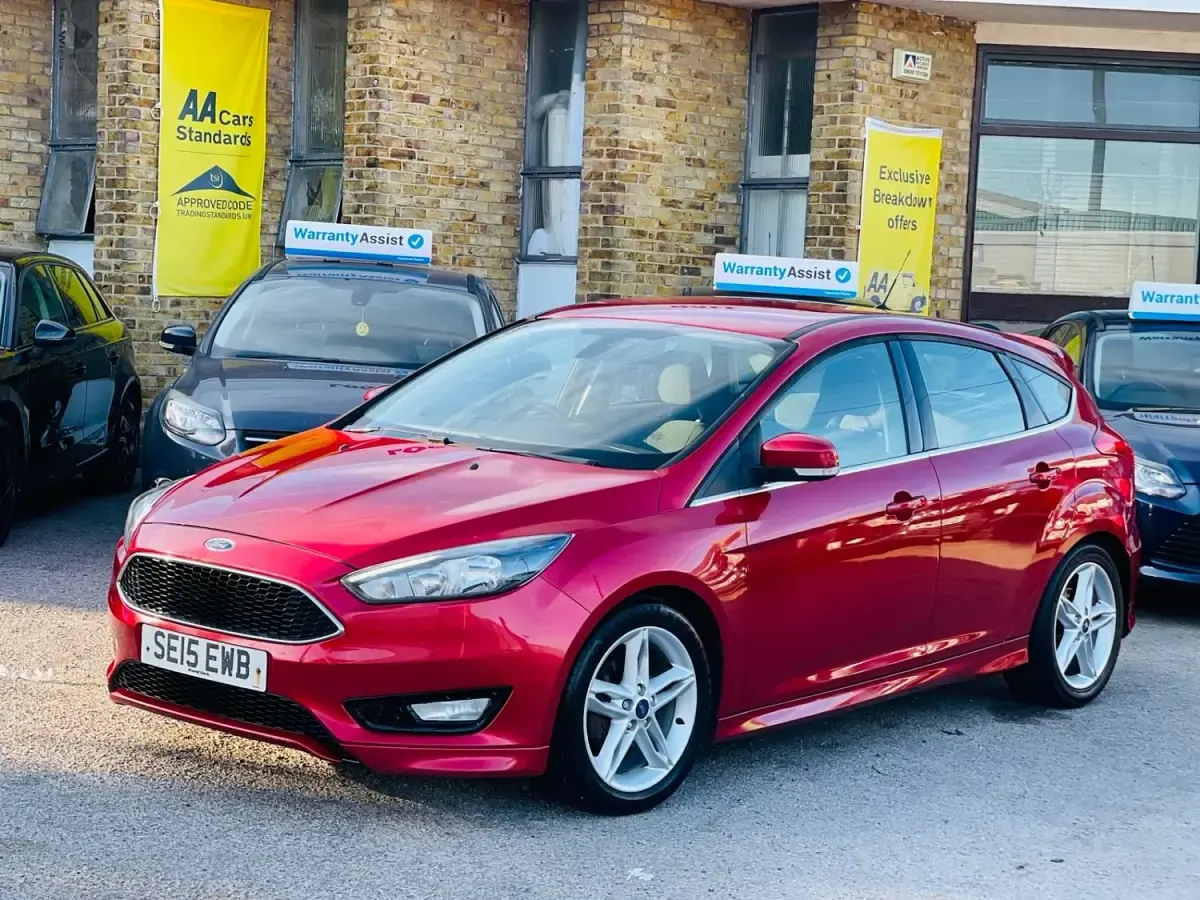 Begagnad Ford Focus Zetec 125 HK (91 kW) 2015 Röd Halvkombi